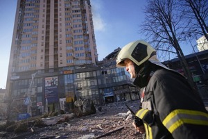 Момент влучання снаряду у багатоповерхівку в Києві (ВІДЕО, ФОТО)