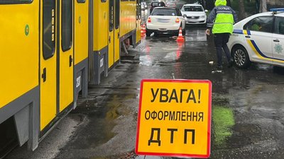 У Львові жінка з дитиною, перебігаючи дорогу, потрапили під колеса автомобіля (ФОТО)