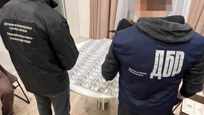 На Львівщині судитимуть митника та прикордонника, які випускали за кордон чоловіків за паспортами померлих та пенсіонерів