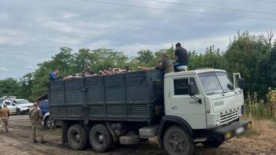 Біля кордону затримали «КамАЗ» завантажений по вінця молодими чоловіками (ФОТО, ВІДЕО)