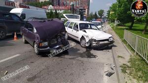 У Львові зіткнулися два автомобілі, водія одного з них госпіталізували (фото, відео)