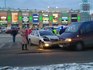 ДТП з потерпілою у Львові: не розминулися дві автівки (фото, відео)