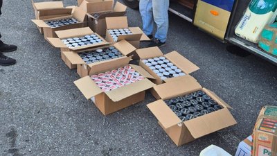 Контрабанда на кордоні: в автобусі з Італії знайшли 10 ящиків тютюну