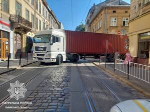 Увага! У Львові через ДТП заблоковано рух центральною вулицею