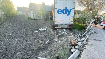 Водій за кермом вантажівки протаранив будинок на Рівненщині (ФОТО)