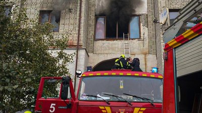 Жінка висівши з балкону кликала на допомогу, а на чоловіку загорівся одяг: пожежа у багатоповерхівці Дрогобича