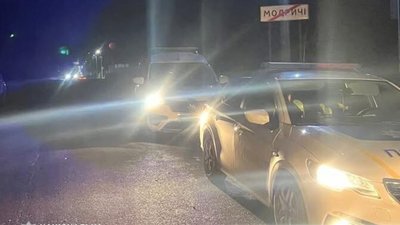 На Львівщині автомобіль збив жінку