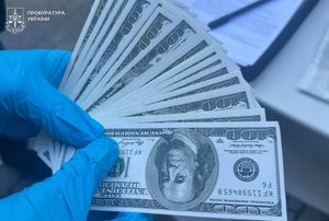 Фото: Львівська обласна прокуратура. Готівка в доларах, яку вилучили під час документування незаконного переправлення військовозобов’язаного за кордон.