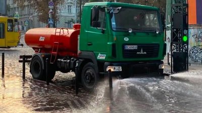 У Львові через сильну спеку поливають водою трамвайні колії