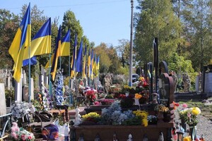 На заході країни затримано парочку, яка обкрадала могили військових (ВІДЕО)