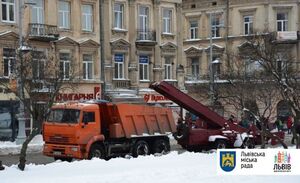 ЛМР: Зранку в місті працювало 4 одиниці снігоприбиральної техніки