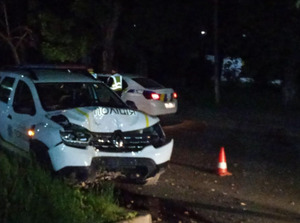 В Ужгороді службовий автомобіль поліції врізався в дерево (ФОТО)