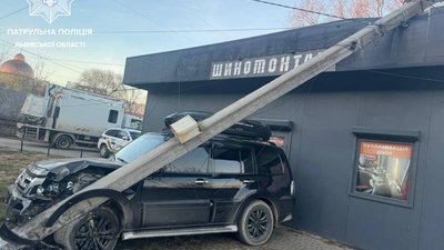 У Львові пʼяний водій розбив свій автомобіль і пошкодив будівлю