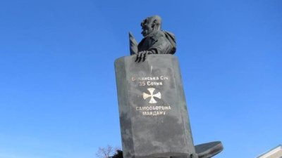 На Тернопільщині затримали підлітка , який виліз на пам’ятник Герою Небесної Сотні (ФОТО)