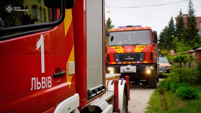 Біля Львова під час пожежі в чотириповерховому будинку постраждав молодий чоловік