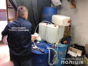 Пять тон спирту і більше 1,5 тисячі пляшок алкоголю: на Львівщині виявили підпільну гуральню (фото)