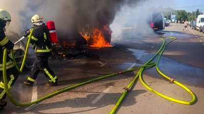 Біля кордону з Польщею згоріли сім авто: пожежа спалахнула в одній з машин та перекинулась на сусідні