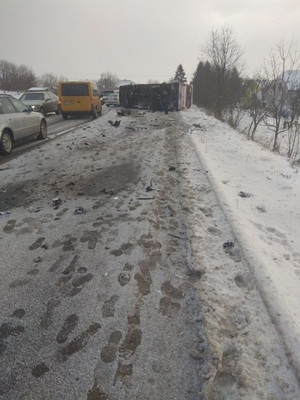 Біля Львова перекинувся рейсовий автобус (ФОТО, ВІДЕО)