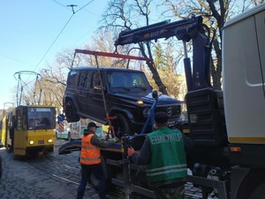 У Львові "Mercedes Gelandewagen" заблокував рух трамваїв (ФОТОФАКТ)