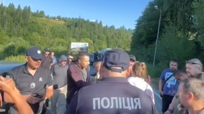 На прикарпатському курорті місцеві перешкоджали поліції і ТЦК перевіряти документи у чоловіків (ВІДЕО)
