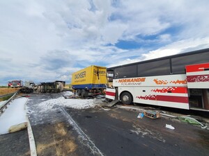 У масштабній ДТП за участі рейсових автобусів у Польщі постраждали українці (фото)