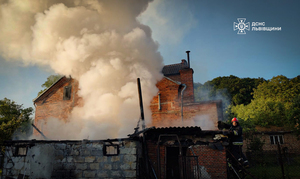 У Львівському районі вогонь повністю знищив будівлю (ФОТО)