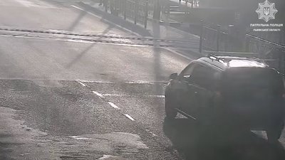 У Львові покарали водія, який вирішив "проскочити" залізничний переїзд на заборонний сигнал