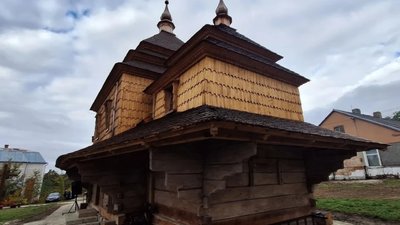 На Львівщині відреставрували стару деревʼяну церкву