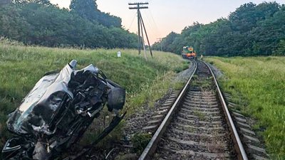 Житель Буковини за кермом легковика зіткнувся з тепловозом (ФОТО)