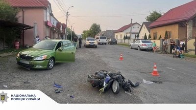 На Закарпатті 11-річний водій скутера виїхав на зустрічну смугу і влетів у легковий автомобіль (ФОТО)