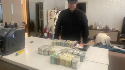 ДБР у посадовиці екоінспекції вдома вилучило понад мільйон доларів