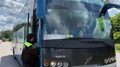 Нові правила перетину кордону: "Шегині" – для регулярних рейсів, "Нижанковичі" – для нерегулярних: причина