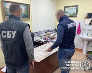 Заввідділення кардіологічного центру у Львові викрито на вимаганні хабара від пенсіонера за операцію на серці (ФОТО)