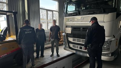 Втеча в олії: на кордоні з Молдовою виявили чоловіка, підвішеного всередині цистерни (ФОТО)