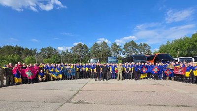Сотні українців вдома: відбувся масштабний обмін полоненими (ФОТО)