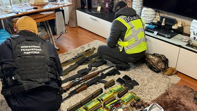 На заході України в організаторів нелегального переправлення чоловіків за кордон виявили автомат і снайперську гвинтівку