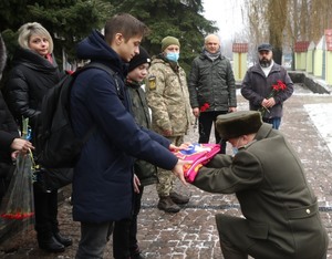 В Україні вперше відбувся церемоніал пам'яті загиблих Героїв "Шануй та пам'ятай"