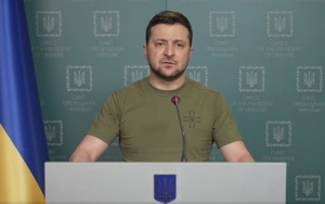 «Ми вистояли і надихнули весь світ нашою рішучістю»: президент України звернувся до народу (ВІДЕО)