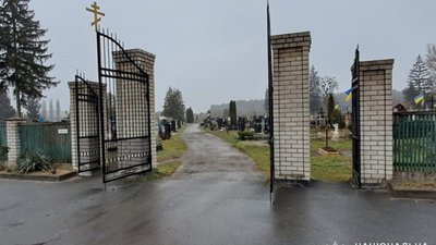 На Рівненщині жінка прийшла на кладовище і вчинила наругу над могилою свого померлого чоловіка