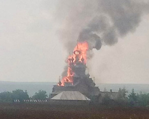 На Донеччині через обстріли горить історичний Всехсвятський скит