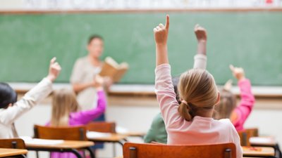 Кабмін затвердив перелік предметів, із якими заборонено перебувати у школах