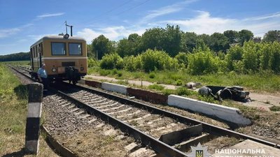 Трагедія на залізниці: 12-річний хлопчик не пережив зіткнення з дрезиною на Хмельниччині (ВІДЕО)
