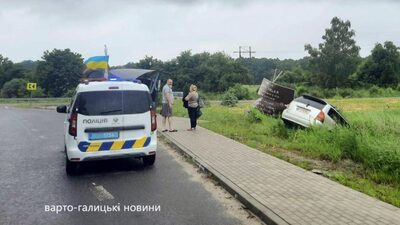 На Львівщині автомобіль протаранив дорожній знак