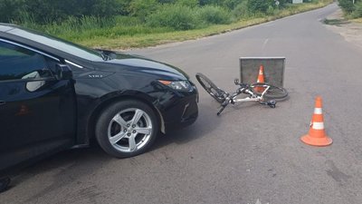 Біля Львова автомобіль збив велосипедиста (ФОТО)