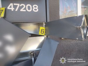 Фото: Поліція Закарпатської області. Пошкоджений поштомат, з якого викрали посилку.