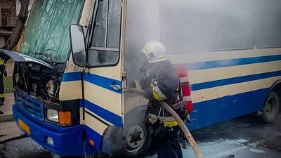 Автобус загорівся під час руху: рятувальники про пожежу у Стрию (ФОТО)