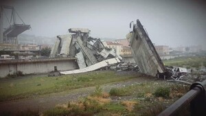 В Італії обвалився автомобільний міст, є загиблі (фото, відео)