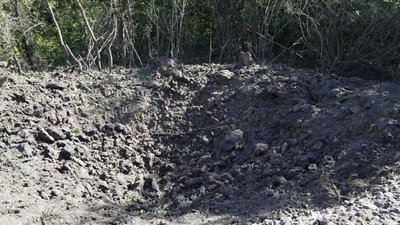 На Яворівщині біля будинку утворилася яма діаметром 4 метри