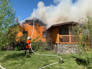 На Львівщині вогнеборці врятували від пожежі дві будівлі й авто (фото)