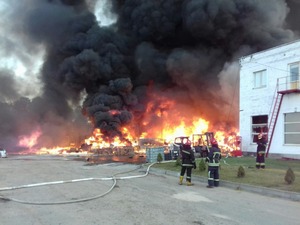 Наживо: пожежа підприємства у Чишках